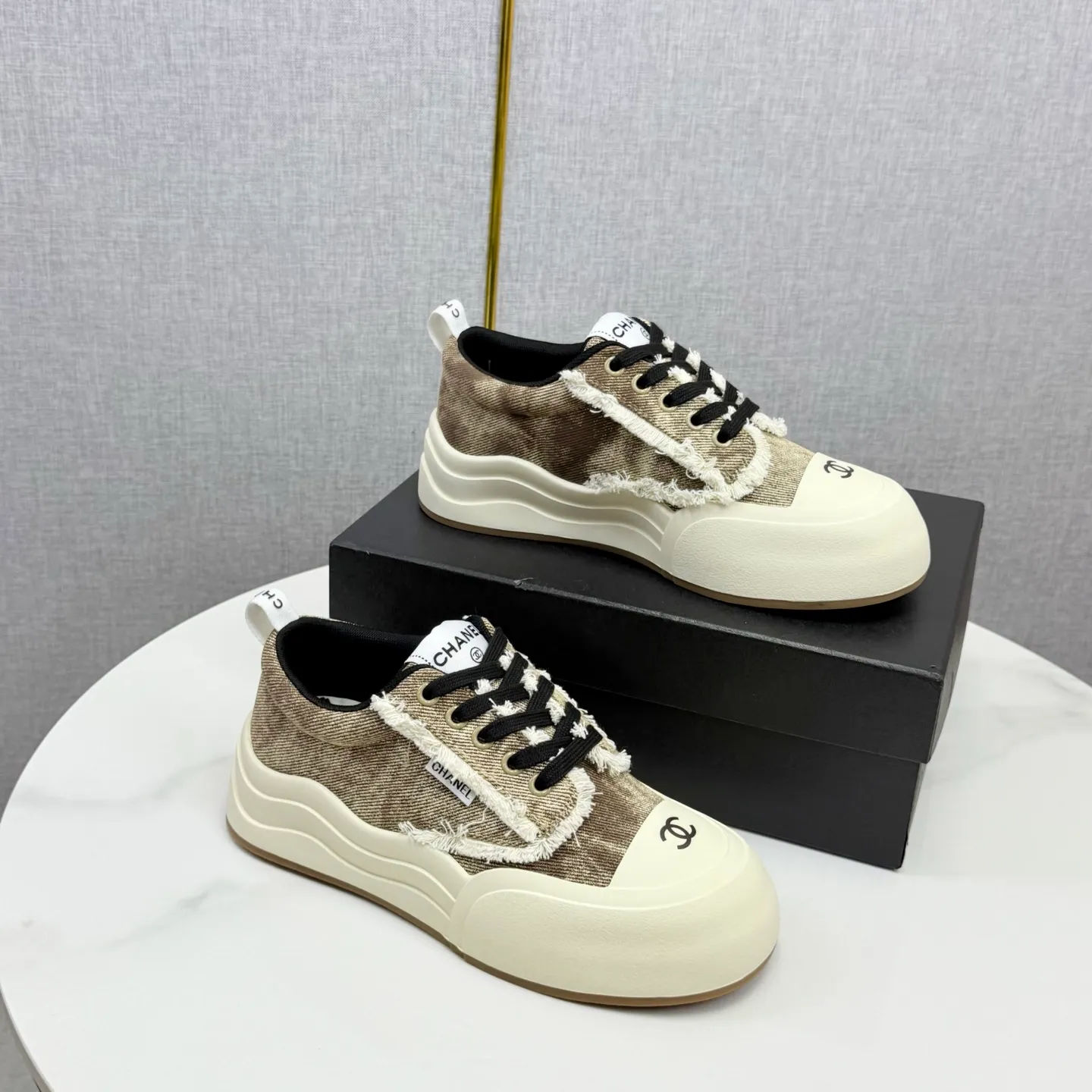 👟👟Ex-factory price 600👟👟Chanel Panda Shoes! 2025 counter's top casual sports shoes, this classic design; the upper is in the style of electric embroidery with various techniques; the outsole is fashionable and sporty; the unusual inclusion of a variety of color matching elements... The diversified mix and match is very good-looking and versatile, and can be used for leisure, fashion, sports, and outdoor... ꫛꫀꪝ Go➫ Materials: ❶Upper made of: original imported first-layer silk cowhide + original version waterproof cloth + original first-layer cowhide ❷Inner lining: Original Yangli+wang ❸ Outsole based on: Original TPU combination outsole Counter boutique packaging complete set for women 35–41
